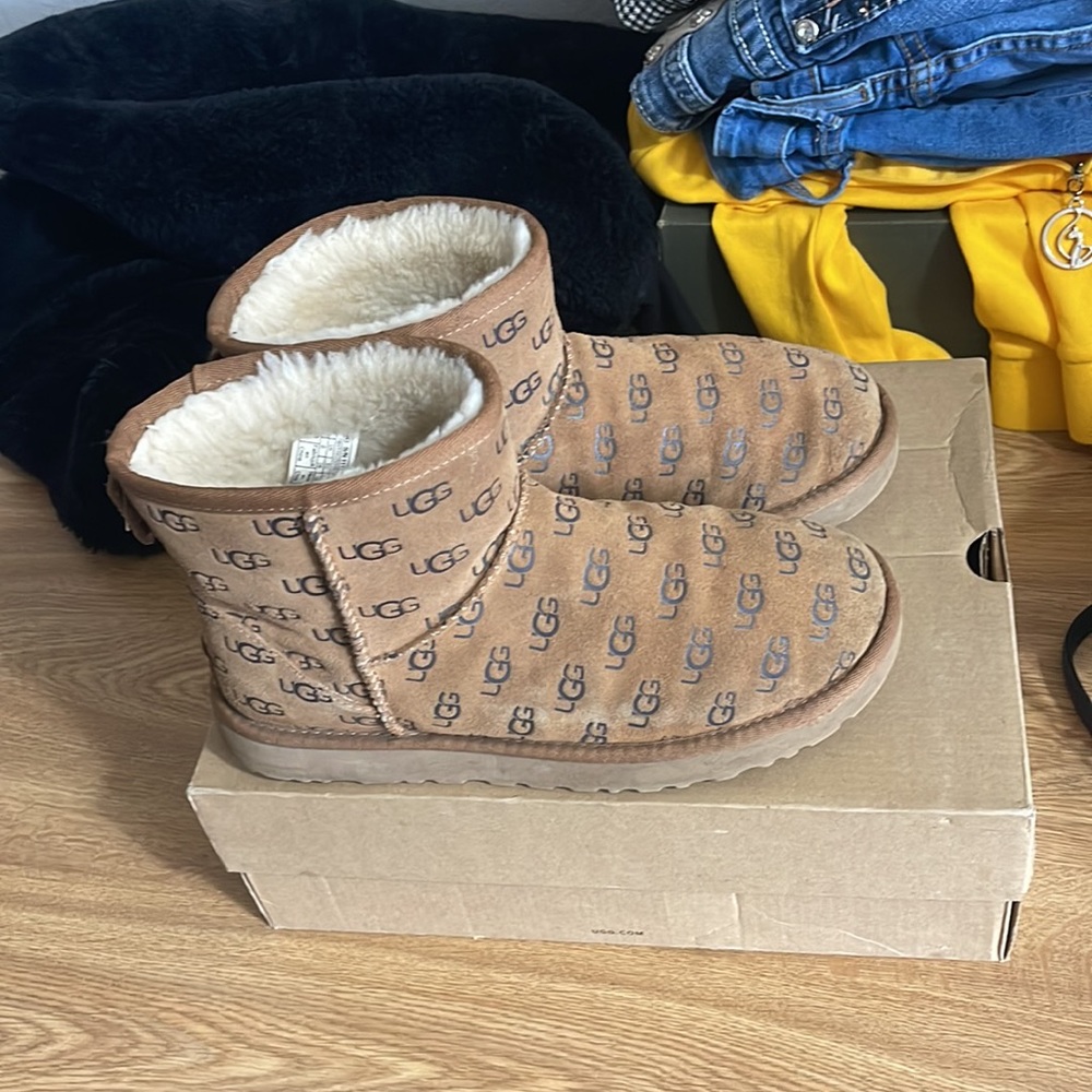 uggs - Picture 2 of 3
